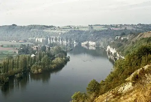 Le cingle de Limeuil (méandre de la Dordogne) en limite d'Alles-Sur-Dordogne (à gauche), Limeuil (à droite au premier plan) et Paunat (en face, au fond).