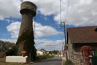 Château d'eau de l'entrée du village.