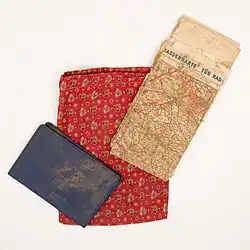 Photographie de trois objets rectangulaires de couleurs et de dimensions différentes disposés en éventail.