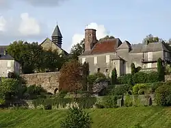 Photographie en couleurs de remparts.