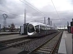 Vue d'une rame de tramway urbain sur la ligne T3 de Lyon en circulation à Meyzieu Zone Industrielle