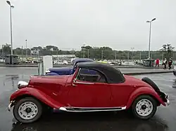 Traction cabriolet capoté.