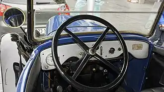 Le poste de conduite et tableau de bord.