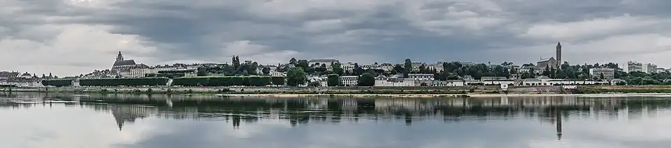 Vue panoramique sur la rive droite.