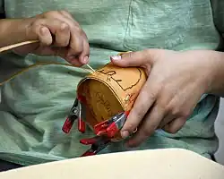 Panier en écorce fait par un jeune Atikamekw