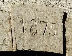 Clé de linteau, datée de 1875