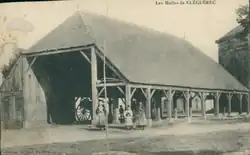 Les anciennes halles de Cléguérec au début du XXe&nbsp;siècle (carte postale Le Cunf).