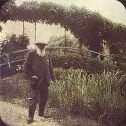 Claude Monet dans son jardin vers 1917, autochrome d’Étienne Clémentel.