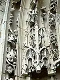 Dais à gauche du portail et frises.