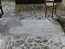 La dalle funéraire de Françoise de la Roche.