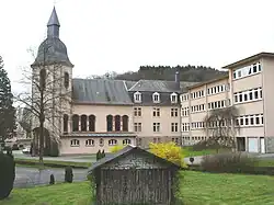 Vue de l'ancienne école apostolique de Clairefontaine, aujourd'hui centre de location de salles et d'hébergement pour conférences.