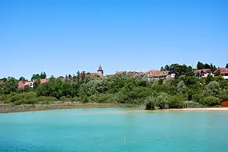 Le centre ancien depuis le Grand Lac et son plongeoir