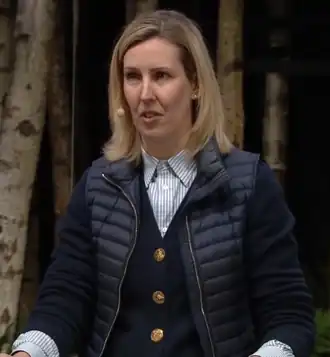 Photographie en couleurs, représentant une femme.