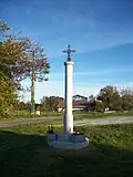 Placer au sommet d'un colonne, une croix en fer forgé de la crucifixion de Jésus.