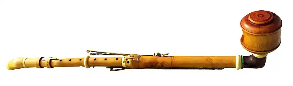 Clarinette d'amour ancienne avec pavillon en forme de boîte cylindrique (réplique d'Agnès Guéroult).