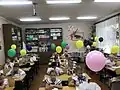 Une classe le jour de la rentrée, uniformes, vychyvanka et ballons. Dnipro, 2019.