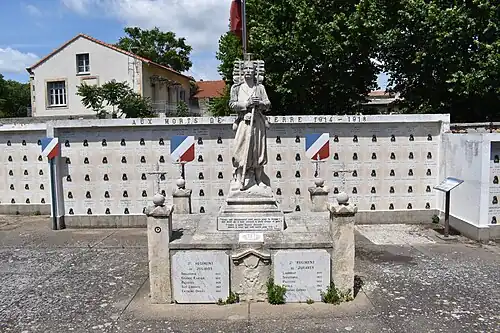 Statue d'un zouave, Arles, Cimetière central d’Arles ville.