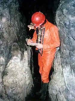 Claude Chabert † topographiant la grotte des Fées à Ferrières-sur-Sichon, Allier.