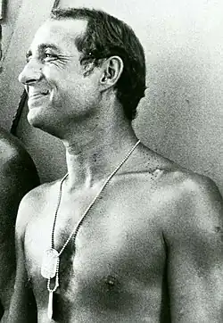 Portrait noir et blanc en buste de Claude Brasseur dans le film italien "Les Enfants de chœur" de Duccio Tessari.