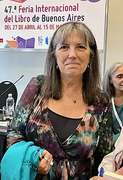 Description de l'image Claudia Piñeiro en la Feria del Libro de Buenos Aires 2023.jpg.