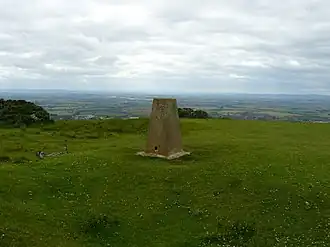 Vue de la borne géodésique près du sommet de Cleeve Hill.