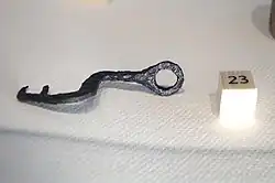 Photographie en couleurs d'une tige de métal ouvragée.