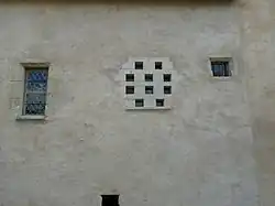 Boulins dans le mur sur rue.