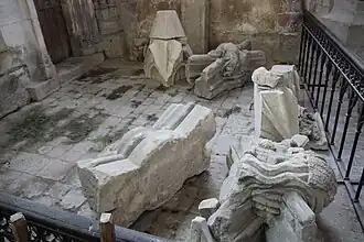 Clefs de voûte et vestiges lapidaires déposés dans l'église