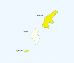 Carte avec trois îles s'étalant du nord au sud. Les îles de Saipan et Aguijan sont à l'extrémité sud de la chaîne