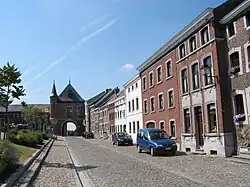Les vieilles maisons typiques de la Place de Halle et l'hôtel de ville (1888).