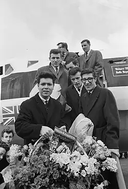 Description de l'image Cliff Richard aankomst met zijn Shadows, Bestanddeelnr 913-7395.jpg.