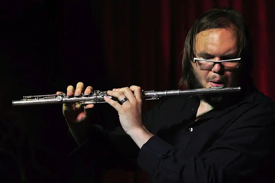 Flûte traversière - Posture de jeu.