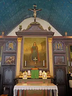 Retable, partie centrale, peinture de sainte Catherine, tabernacle et Christ en Croix.