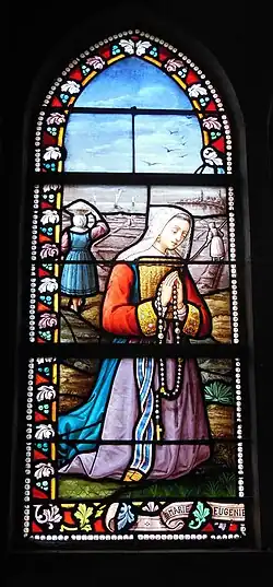 Vitrail de la chapelle Sainte-Catherine-d'Alexandrie du village de Clis, représentant des paludières au travail et en prière