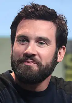 Clive Standen interprète Gauvin.