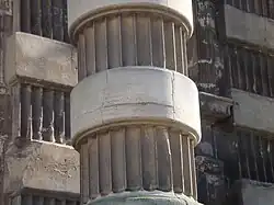 La pierre (de Caen) éclate en surface du pilier (à cause de l'humidité, et du gel en cas de grand froid) ; mais les colonnes se fissurent aussi, de façon cachée, à l'intérieur.