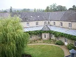 Vue du cloître depuis l'hôtellerie.