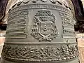 Face avant avec blason et inscription de la cloche Antoinette-Sabine de Notre-Dame-de-l'Annonciation de Bourg-en-Bresse