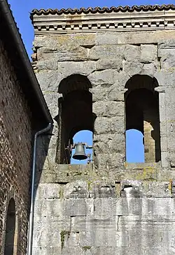 La cloche du temple réformé dans l'arcade attenante.