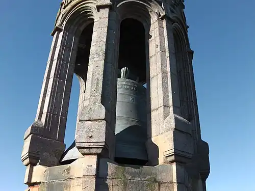 Ancienne cloche de l'horloge située au sommet du clocher.