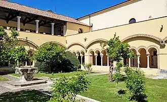 Cloître de l'église.