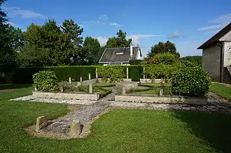 Le cloître, situé à gauche de l'église.