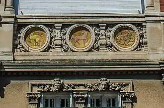 Décor de la baie centrale.