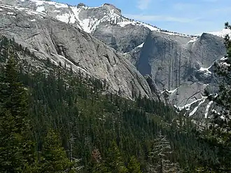 Vue de l'arête nord du mont Watkins depuis la vallée de Yosemite.
