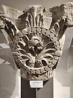 Grand chapiteau de colonne à feuilles d'acanthe. Avant-nef de l'abbatiale. Fouilles Barry, 1964.