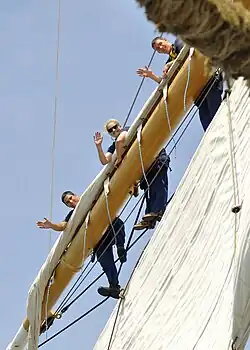 Cadets et cadettes sur l'USCGC&nbsp;Eagle a Halifax (2012).