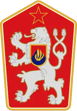 Blason rouge en forme de pentagone, avec un lion blanc et au milieu, une étoile communiste.