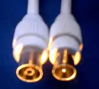 Connecteurs mâle et femelle sur câble coaxial 75&nbsp;ohms.