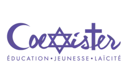 Logo de Coexister en lettres attachées violettes et trois symboles religieux, un croissant musulman pour le C, une étoile de David juive pour le X, et une croix chrétienne pour le T. Dessous, écrit en lettre capitales "Éducation, Jeunesse, Laïcité".
