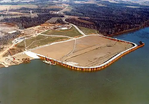 Batardeau installé sur l'Ohio près d'Olmsted dans l'Illinois, pour la construction du barrage et des écluses d'Olmsted&nbsp;(en).
